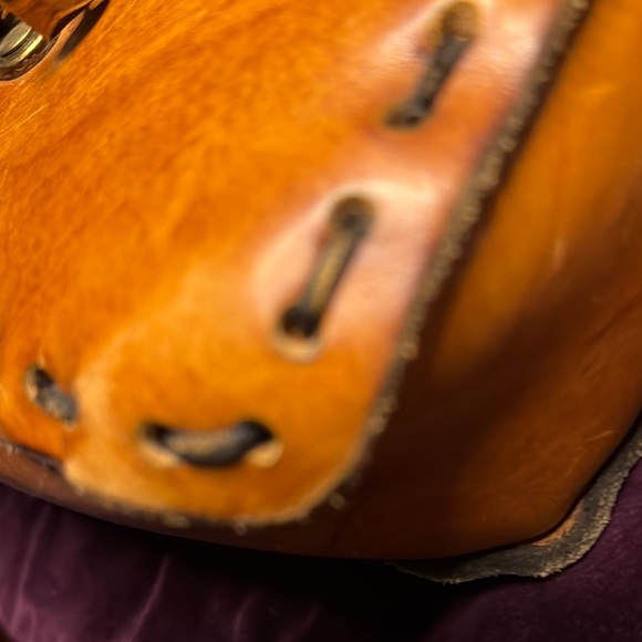 Classic Tan Handmade Leather Shoulder Bag with Brass Clasp - Picture 5 of 7